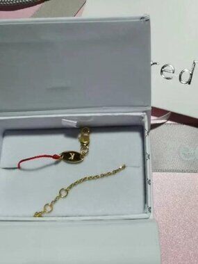 Redline bracelet made of gold